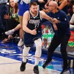 Doncic recibe la felicitación de su entrenador, Jason Kidd