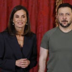 La Reina Letizia junto a Zelenski en el Palacio Real.