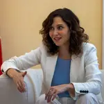 Isabel Díaz Ayusomantiene un encuentro se reúne con la presidenta de la Federación Española de Baloncesto, Elisa Aguilar