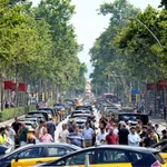 Los taxistas protestan contra los VTC con una marcha lenta por el centro de Barcelona