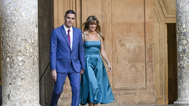 El presidente del Gobierno, Pedro Sánchez (d), acompañado de su esposa Begoña Gómez, a su llegada al palacio de Carlos V durante la III Cumbre de la Comunidad Política Europea (CPE), que se celebró en Granada.