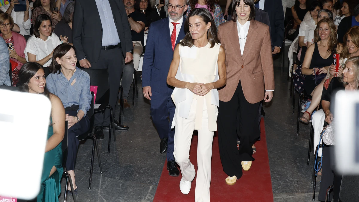 La Reina Letizia se adelanta al verano con un ‘total look’ blanco y sus zapatillas de confianza para una tarde de monólogos científicos en Madrid