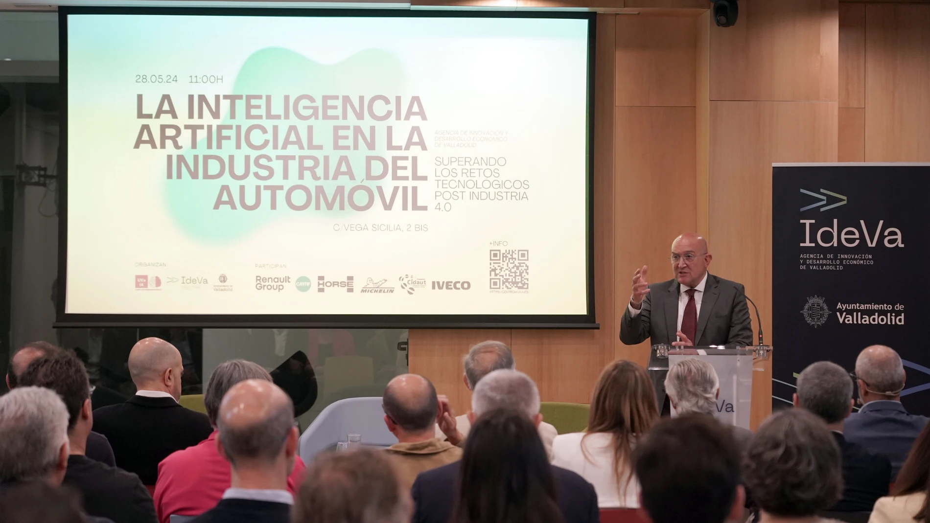 El alcalde de Valladolid, Jesús Julio Carnero, interviene en la primera jornada sobre ‘La Inteligencia Artificial en la Industria del automóvil’ en Valladolid