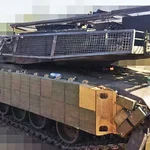 Un tanque de EEUU Abrams en Ucrania con una pantalla metálica protectora