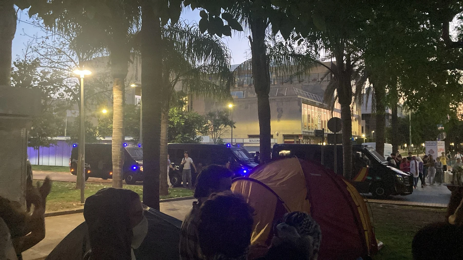 Furgones de la Policía ante la Acampada por Palestina en la Universitat Politècnica de València REMITIDA ACAMPADA UPV 28/05/2024