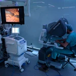 El doctor Pereda a los mandos de la consola del Da Vinci durante una cirugía robótica de válvula aórtica
