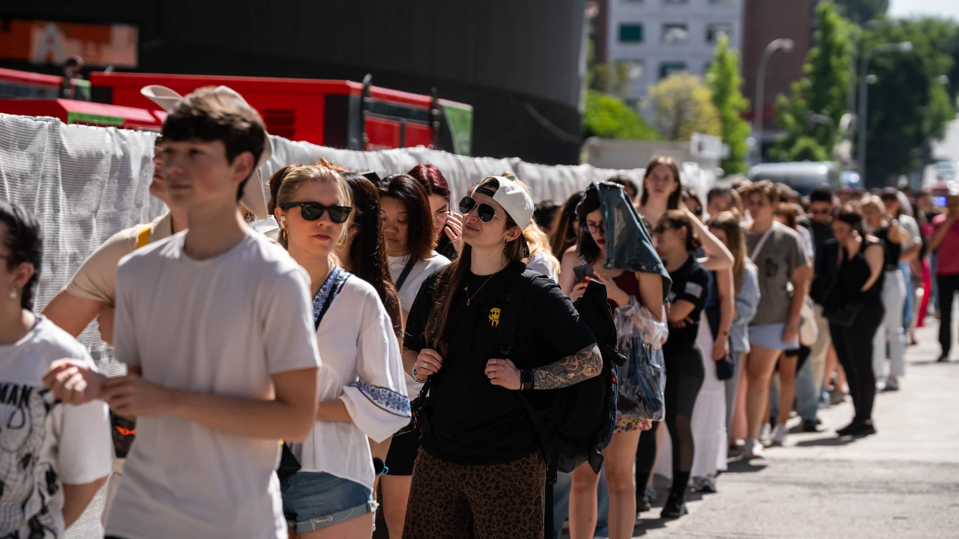 Decenas de personas hacen cola para la compra de merchandising de Taylor Swift, en los alrededores del Estadio Santiago Bernabéu, a 28 de mayo de 2024, en Madrid (España). La artista estadounidense Taylor Swift actúa los próximos 29 y 30 de mayo en el nuevo Estadio Santiago Bernabéu de Madrid en el marco de la etapa europea de 'The Eras Tour'. La gira en Europa, que incluye más de una veintena de fechas, arrancó el 9 de mayo de 2024 en París y finaliza el 17 de agosto en Londres. Madrid es la...