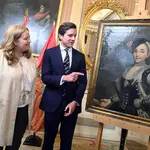 La alcaldesa de Burgos, Cristina Ayala, hace entrega del cuadro ‘Retrato de Dama’ a la familia De la Sota y Llano