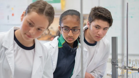 Un grupo de estudiantes en una de las aulas del Colegio Internacional de Valladolid