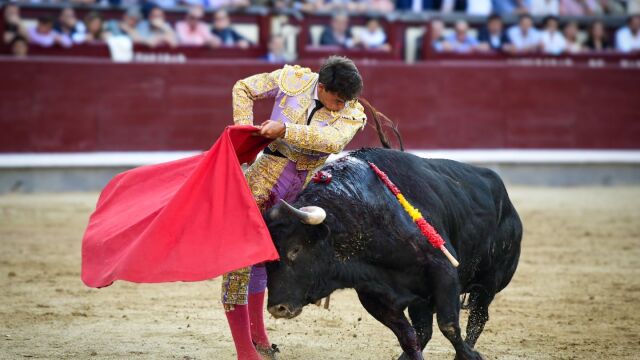 Alejandro Chicharro, en un tremendo pase de pecho 