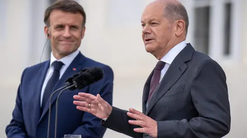 Emmanuel Macron y el canciller alemán, Olaf Scholz