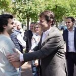 El presidente del PP de Castilla y León, Alfonso Fernández Mañueco, visita la localidad vallisoletana de Laguna de Duero, junto al presidente provincial del PP, Conrado Íscar y junto al alcalde de la localidad, Avelino Álvarez. Paseo central del Lago (Laguna de Duero).