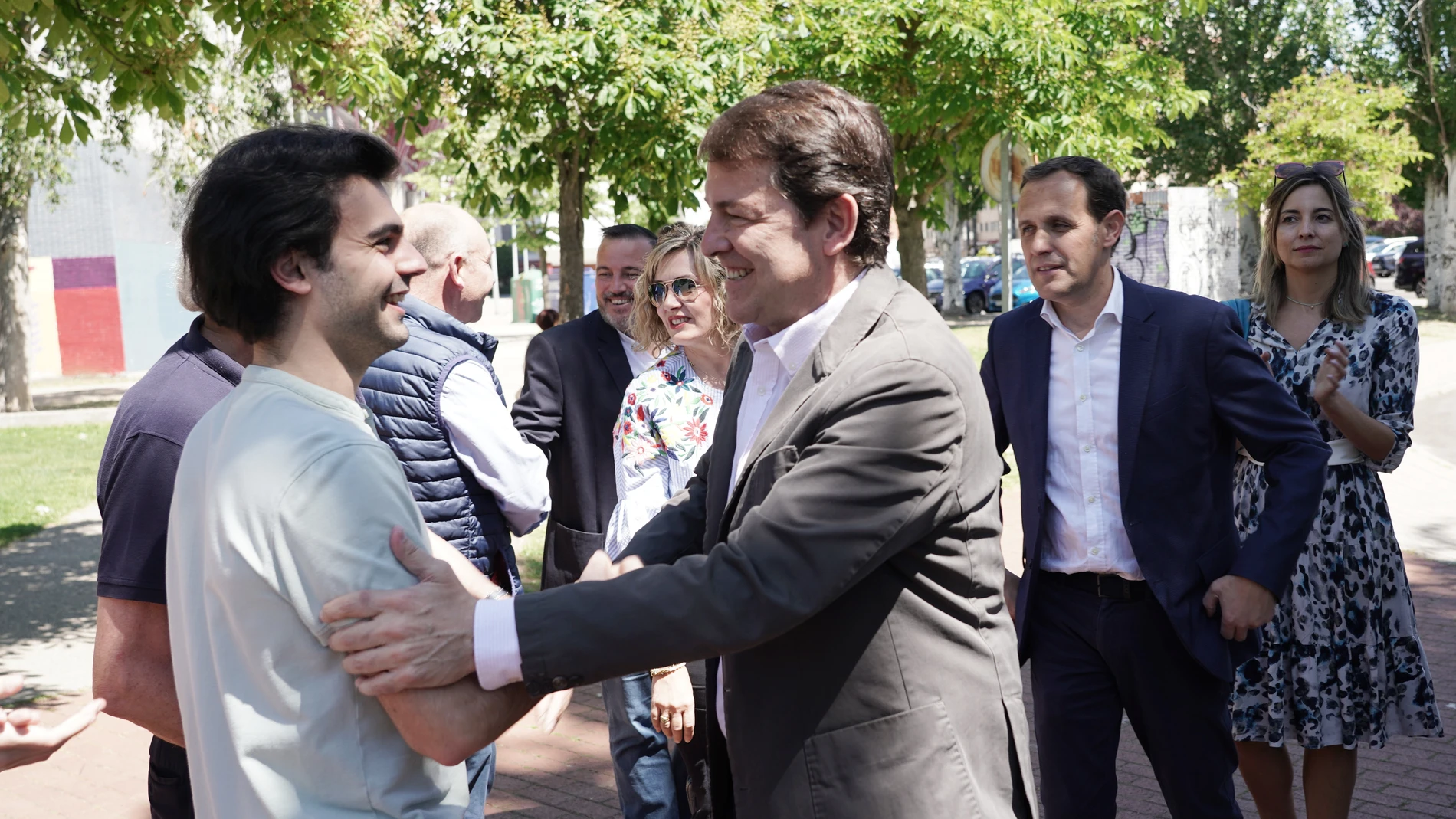 El presidente del PP de Castilla y León, Alfonso Fernández Mañueco, visita la localidad vallisoletana de Laguna de Duero, junto al presidente provincial del PP, Conrado Íscar y junto al alcalde de la localidad, Avelino Álvarez. Paseo central del Lago (Laguna de Duero).