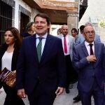 Mañueco en las fiestas del Corpus de Ledesma, en Salamanca, junto a Javier Iglesias 