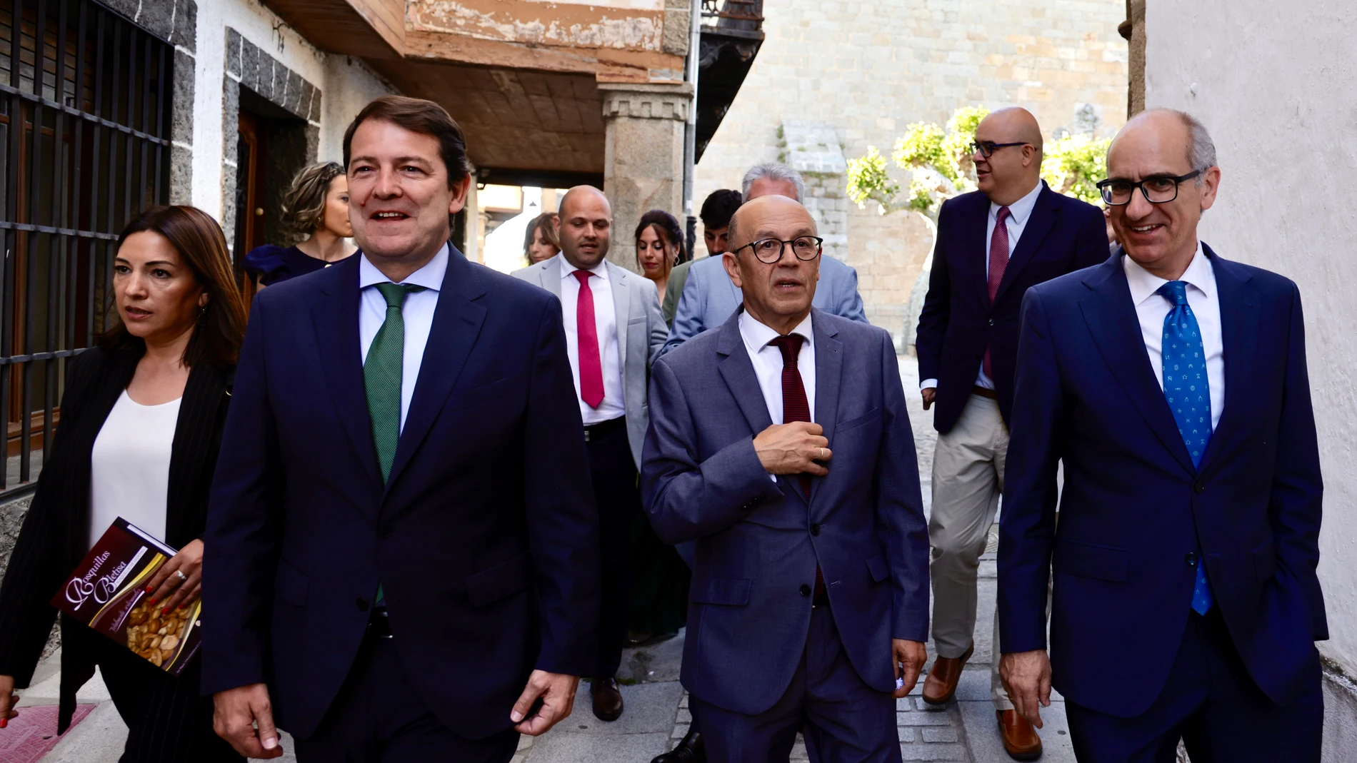 Mañueco en las fiestas del Corpus de Ledesma, en Salamanca, junto a Javier Iglesias