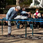 Gente mayor haciendo deporte y ejercicio en el Parque del Retiro. 