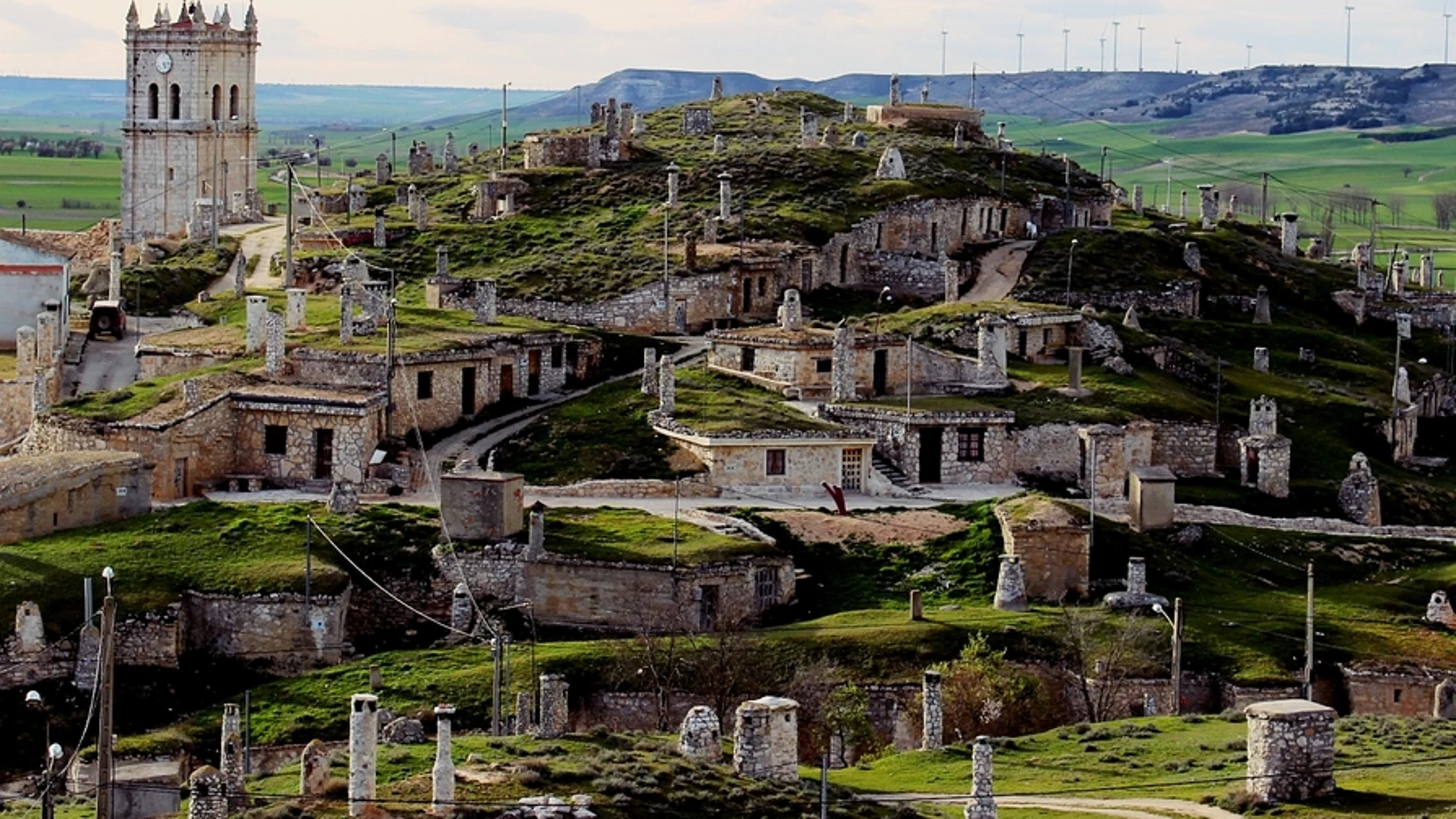 Bodegas en Baltanás, que se asemejan a un poblado hobbit
