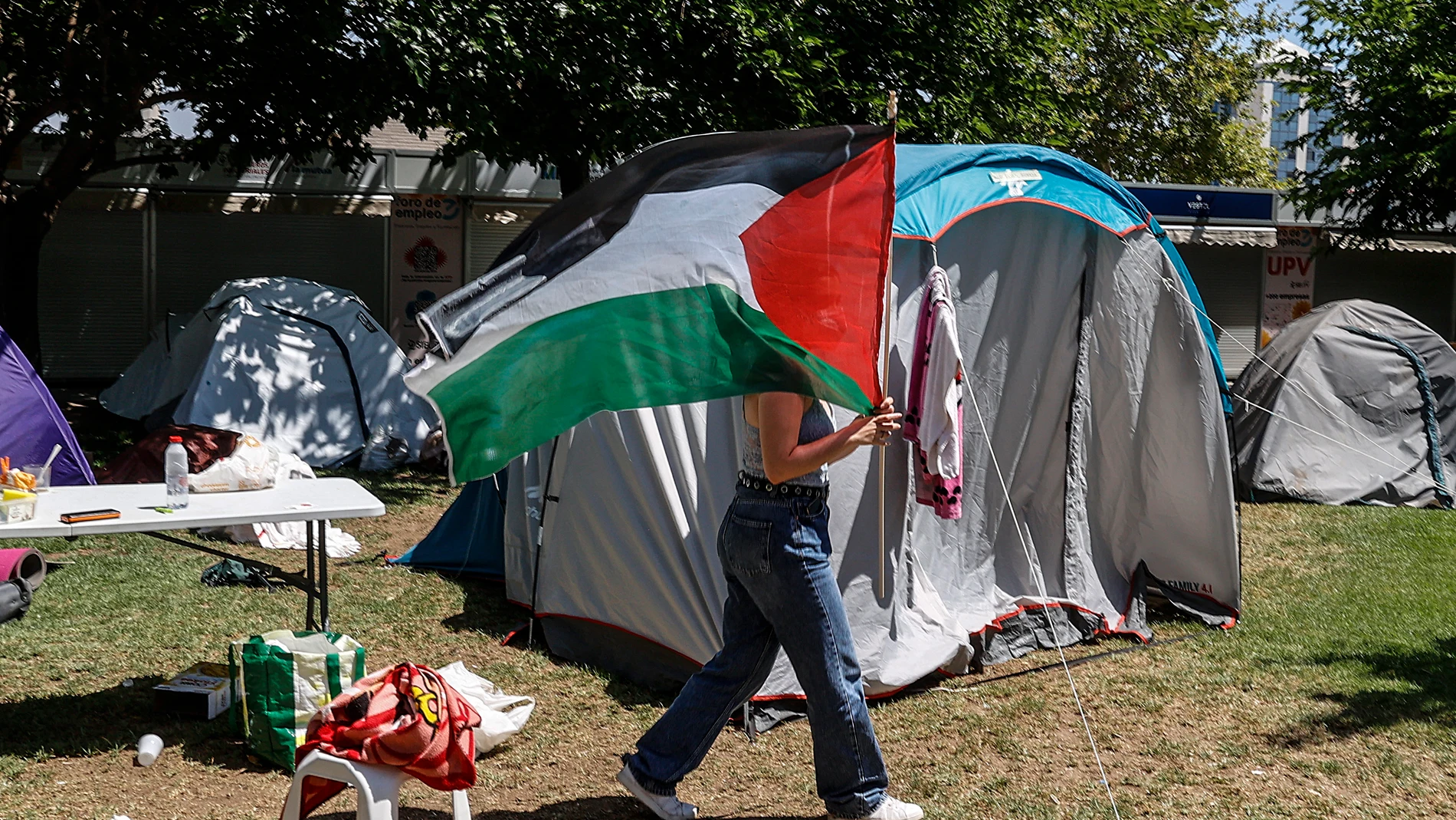 Estudiantes universitarias continúan su acampada por Palestina en la Universitat Politècnica de Valencia (UPV), a 29 de mayo de 2024, en Valencia, Comunidad Valenciana (España). La UPV ha suspendido el Foro de Empleo previsto para hoy, después de que la acampada a favor de Palestina, que desde el 14 de mayo se desarrolla en el campus de Vera, se haya trasladado al espacio que iba a ocupar dicho certamen. La institución académica justifica la decisión por "circunstancias extraordinarias que co...