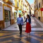 La edil de Medio Ambiente, María Hernández Benítez, paseando por el centro