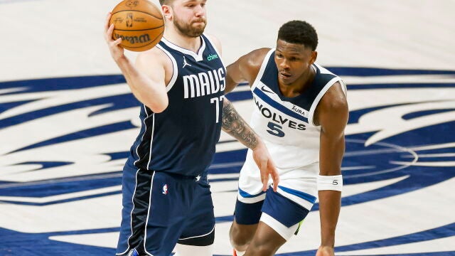 Doncic realiza un pase en presencia de Anthony Edwards