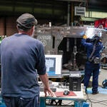 Dos operarios trabajan en la fabricación del blindado "Castor" en la fábrica de Santa Bárbara, en Trubia (Asturias)