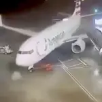 Un avión es arrastrado por fuertes vientos en el aeropuerto de Texas