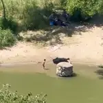 Imagen extraía del vídeo donde se ve a dos niños bañándose en el río Tajo en Toledo