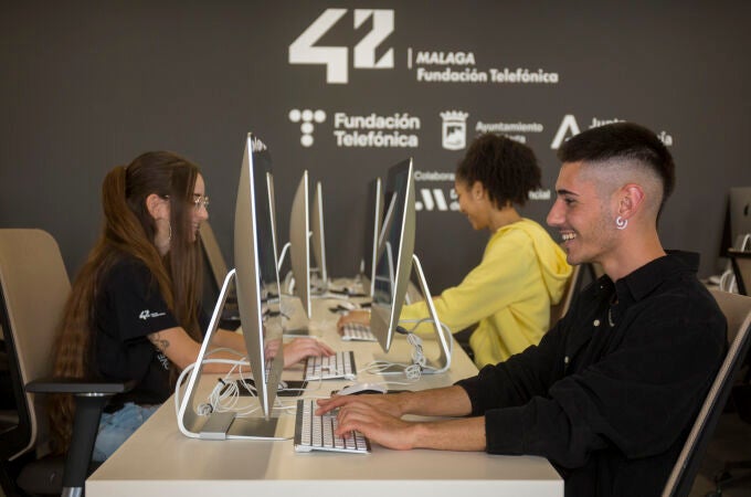 Estudiantes de la 42 Málaga Fundación Telefónica durante una de sus jornadas de aprendizaje