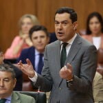 El presidente de la Junta de Andalucía, Juanma Moreno, interviene en la segunda jornada del Pleno del Parlamento .Rocío Ruz / Europa Press