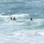 Dos senegaleses rescatan a un hombre que se estaba ahogando en la playa de Riazor, A Coruña