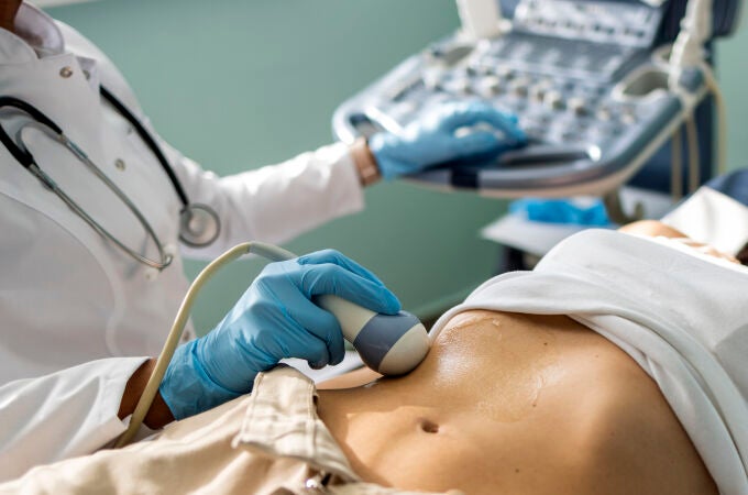 Un sanitario hace una ecografía abdominal a una paciente