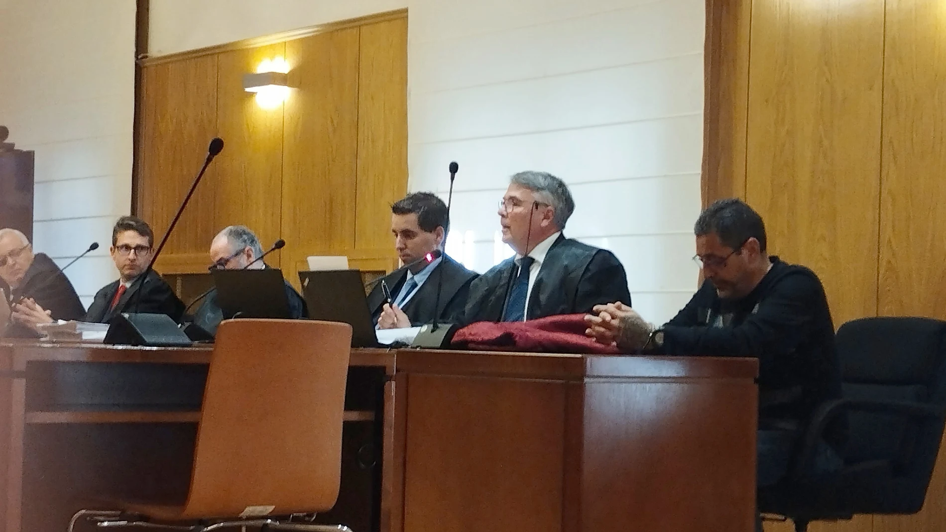 El 'Chiqui', último por la derecha, durante la primera jornada del juiicio en la Audiencia de Valladolid por la muerte a tiros de un vecino y de un negociador de la Guardia Civil en Santonia de Pisuerga.EUROPA PRESS31/05/2024