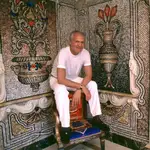 Fotografía de archivo sin fecha que muestra al diseñador italiano Gianni Versace sentado en una esquina de su casa en Miami Beach, Florida (EE.UU.)