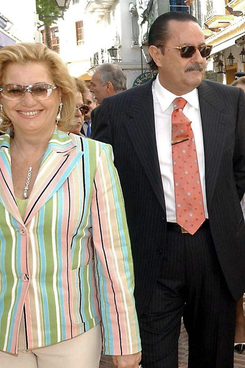 Fotografía de archivo (28.2.03) de Maite Zaldívar (i), la ex mujer del que fue alcalde de la localidad, Julián Muñoz (d)