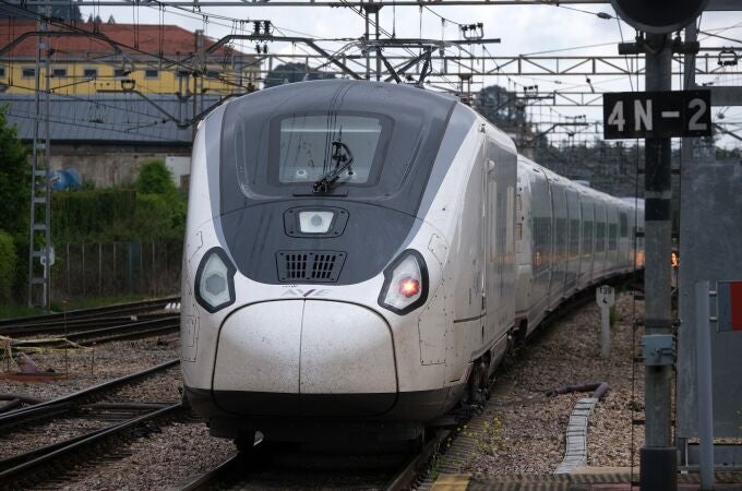  Salida del tren en la estación de Oviedo. Renfe ha estrenado los 10 trenes S106 (Avril) de Talgo, con el arranque del servicio de alta velocidad a Asturias y la ampliación del recorrido a las capitales gallegas, además de que los usará en otros corredores, lo que le permitirá ampliar en cerca de 50.000 las plazas semanales ofertadas