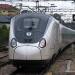  Salida del tren en la estación de Oviedo. Renfe ha estrenado los 10 trenes S106 (Avril) de Talgo, con el arranque del servicio de alta velocidad a Asturias y la ampliación del recorrido a las capitales gallegas, además de que los usará en otros corredores, lo que le permitirá ampliar en cerca de 50.000 las plazas semanales ofertadas