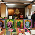 Policía italiana se incauta de 50 obras falsas de Warhol o Miró en venta por televisión