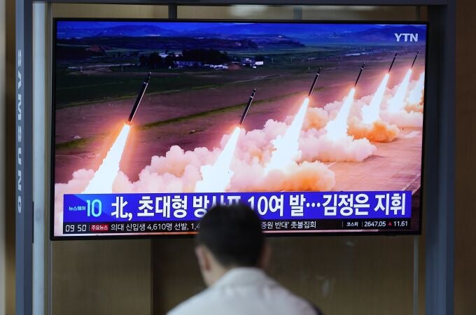 A TV screen shows a report of North Korea's multiple rocket launchers during a news program at the Seoul Railway Station in Seoul, South Korea, Friday, May 31, 2024.