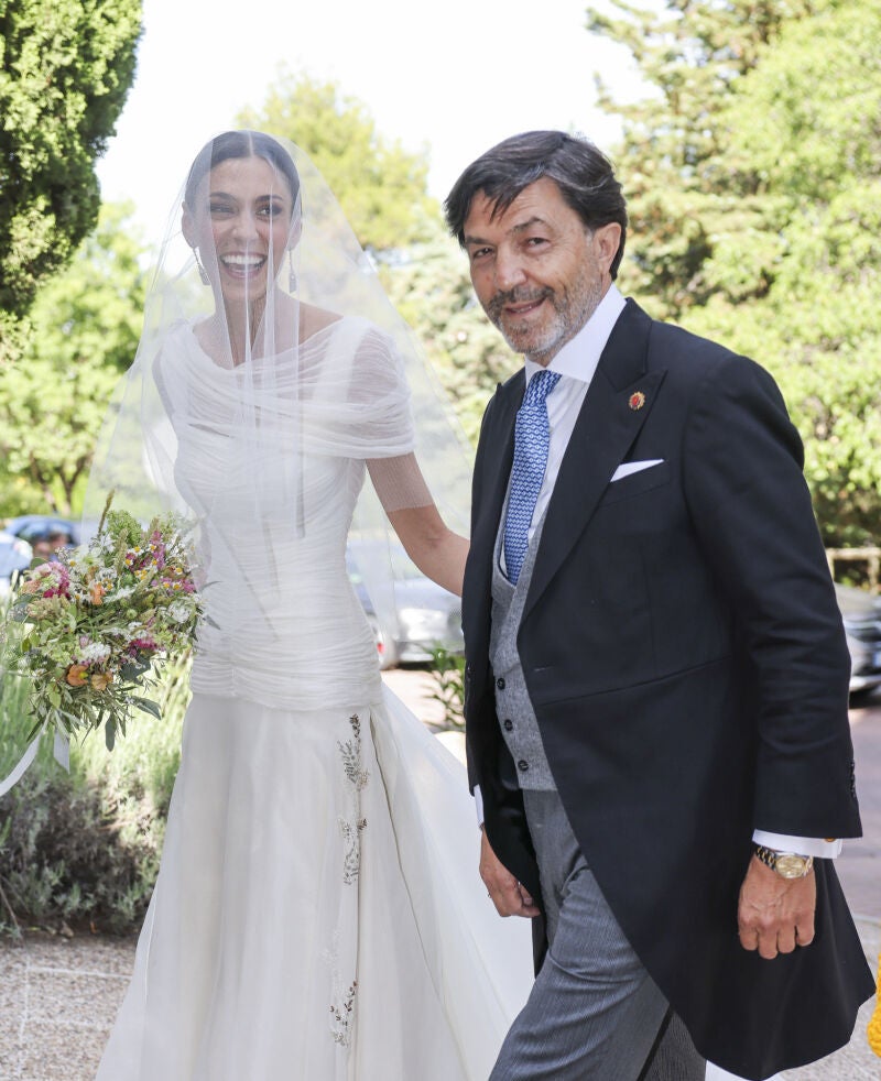 Lucía Páramo a su llegada del brazo de su padre