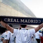 Aficionados del Real Madrid acuden al Santiago Bernabéu para ver la final de la Champions
