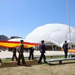 Arriado de la bandera en la Plaza del Milenio de Valladolid