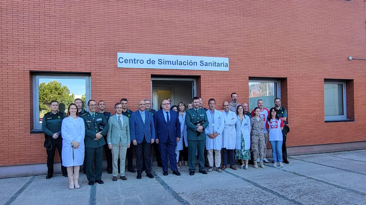Representantes de la Guardia Civil y Ejército del Aire de Castilla y León aprenden a usar el desfibrilador automático