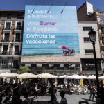 Sumar pide el voto para "mandarles a la mierda" con una gran lona en la calle Montera