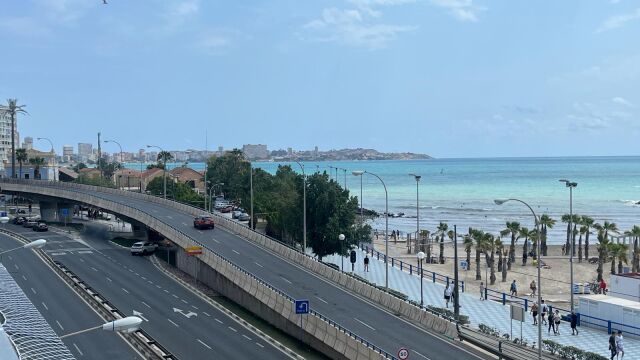 Imagen del paso elevado de la playa del Postiguet de Alicante, conocido como Scalextric