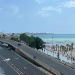 Imagen del paso elevado de la playa del Postiguet de Alicante, conocido como Scalextric