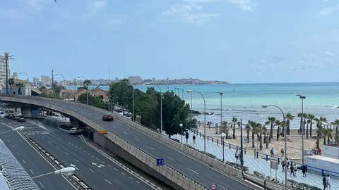 Imagen del paso elevado de la playa del Postiguet de Alicante, conocido como Scalextric