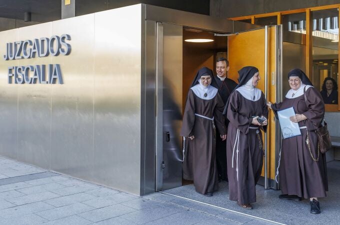 El portavoz de las clarisas de Belorado, José Ceacero, junto con tres monjas del convento de Belorado salen del juzgado de Burgos