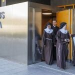 El portavoz de las clarisas de Belorado, José Ceacero, junto con tres monjas del convento de Belorado salen del juzgado de Burgos