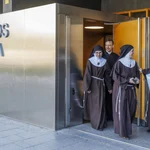 El portavoz de las clarisas de Belorado, José Ceacero, junto con tres monjas del convento de Belorado salen del juzgado de Burgos