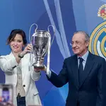 Ayuso recibe al Real Madrid tras su victoria en la Champions.